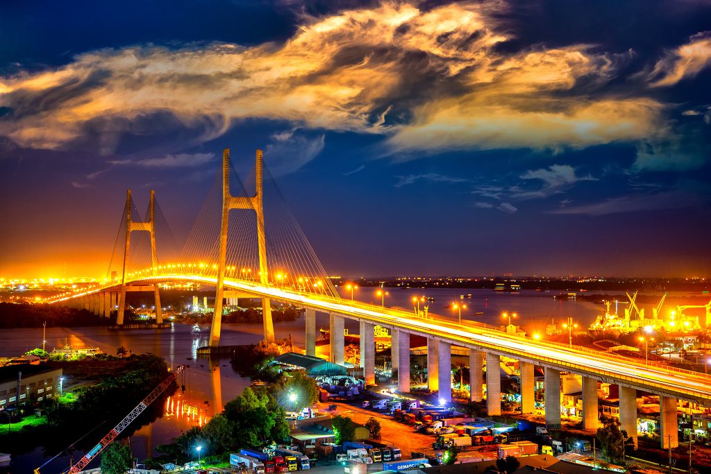 Cầu Phú Mỹ Hưng lộng lẫy về đêm